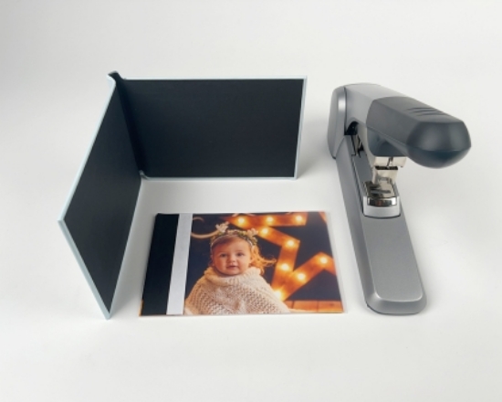 Εικόνα της PiCTO 10x15 Premium Black Silk Staple Photobook